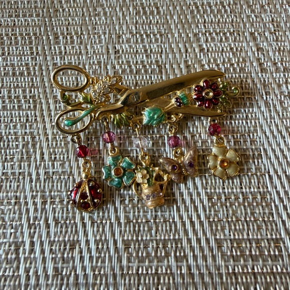 Floral Charm Gold Brooch - Picture 2 of 3